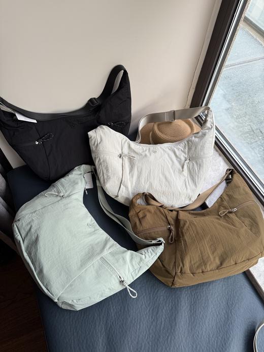 点此购买 lulu露露女士单肩斜跨大号牛角包 xj 318491 商品图1