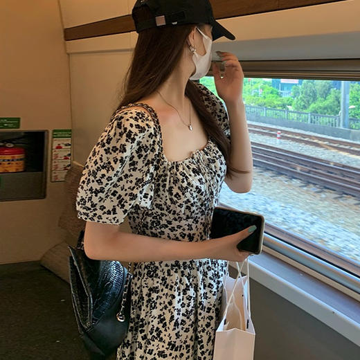 西遇碎花泡泡袖连衣裙女2025年夏季新款开叉收腰系带法式方领裙子SS050718 商品图3