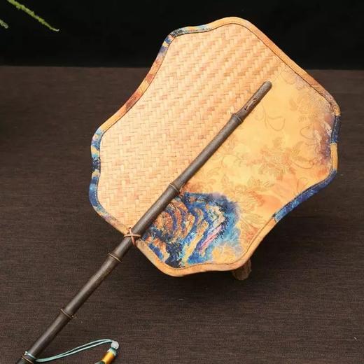 扇子 紫竹为骨缎面织锦 一扇藏尽东方美学  经典折扇 竹节为柄 萱草摇曳 花瓣流芳 商品图7