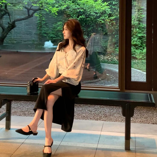 金蘑菇菇 迷迭香 优雅法式感 印花/纯色缎面上衣 商品图2