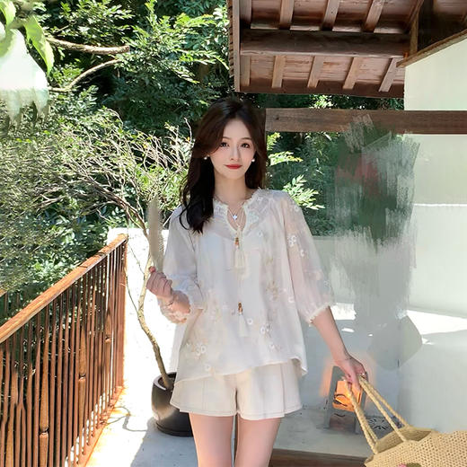 金蘑菇菇 岛屿情诗/民族风 重工浮雕刺绣勾花流苏衬衫 商品图0