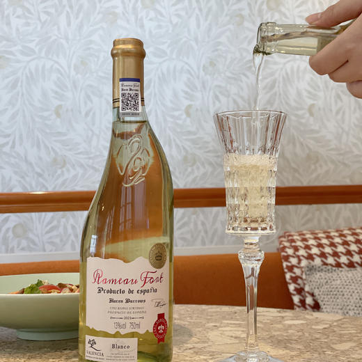 【超值4瓶礼盒装！】拉摩图堡·凯伦巴罗斯半甜白葡萄 750ml*4支 手提礼盒装 独特歪脖瓶设计 西班牙原瓶进口 13度半甜型 清爽可口 香气馥郁 商品图7