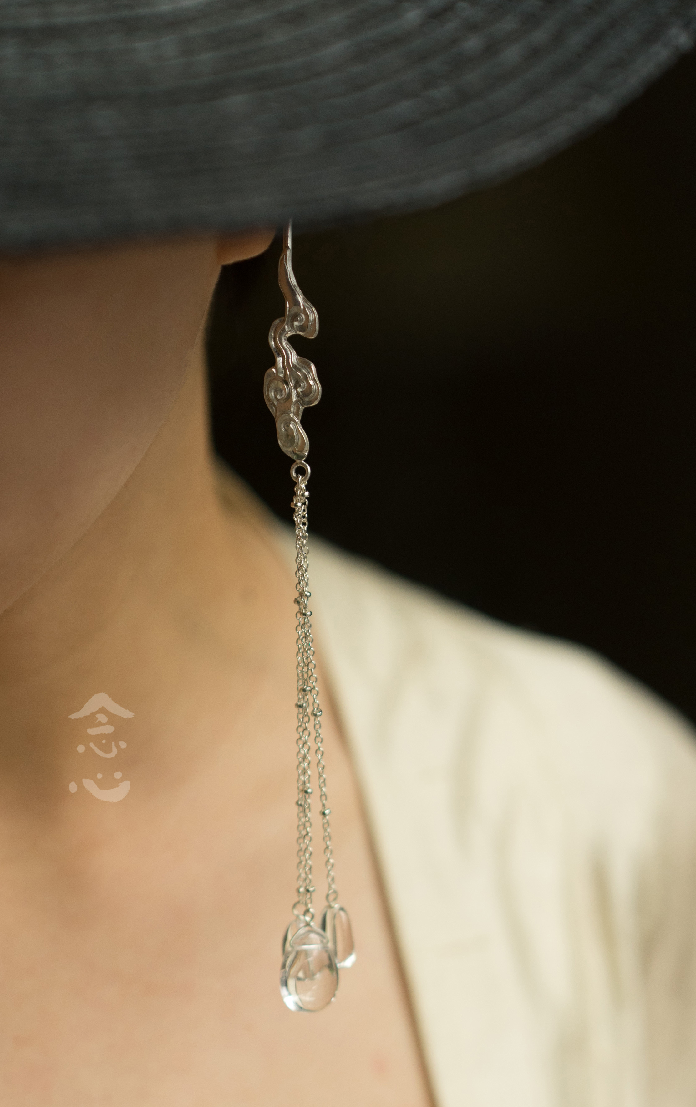 錾刻自在祥云银色耳挂银流苏