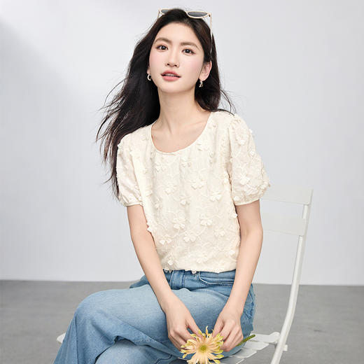 【周四狂欢价】熙世界立体花朵蕾丝衬衫夏宽松白色圆领短袖小衫上衣 商品图3