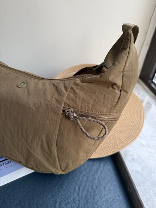 点此购买 lulu露露女士单肩斜跨大号牛角包 xj 318491 商品图14