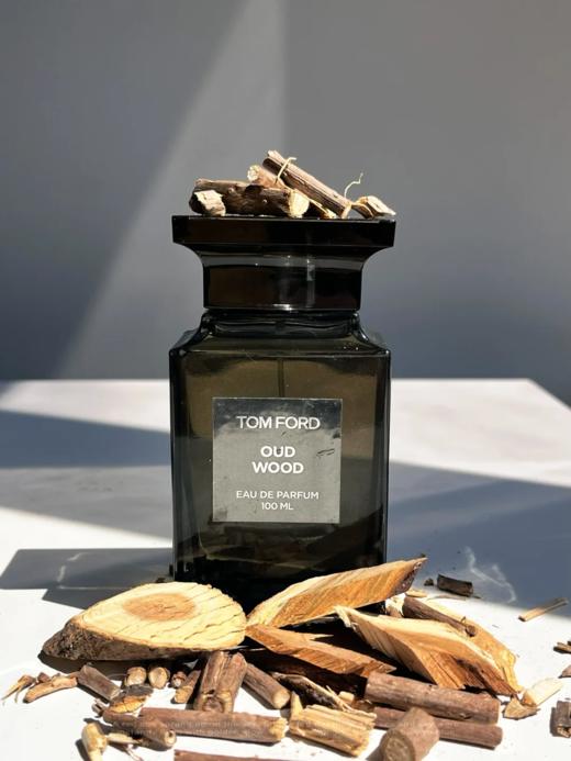 官方2450  咱们1300【TOM FORD 乌木沉香】纵情于克制的边界    既有古老寺庙中萦绕不去焚香的沉香气味 又有神秘的异域国度中的异香 展现馥郁深沉的诱惑风情 纵情于克制的边界 商品图4