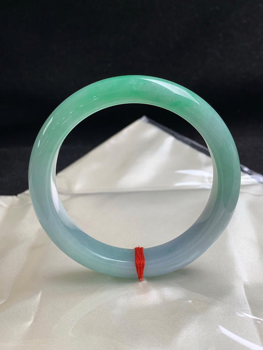 612951，58圈口，飘绿正圈平安镯，底子细腻有水头，半截绿色 商品图0