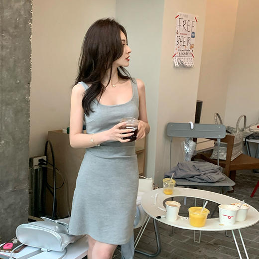 金蘑菇菇 内搭终结者/浪漫松弛极简感 大气修身吊带连衣裙 商品图0