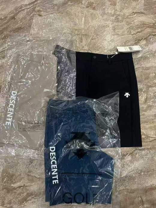 韩单正品迪桑特高尔夫系列男士弹力速干短裤 
商务休闲皆可，越南产
三个色，尺码 76 79 82 85 88
原价299000韩元 商品图1