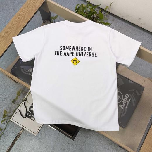 点此购买 AAPE猿人指示牌字母logo图案印花休闲男女情侣圆领短袖T恤 LL 318553 商品图1