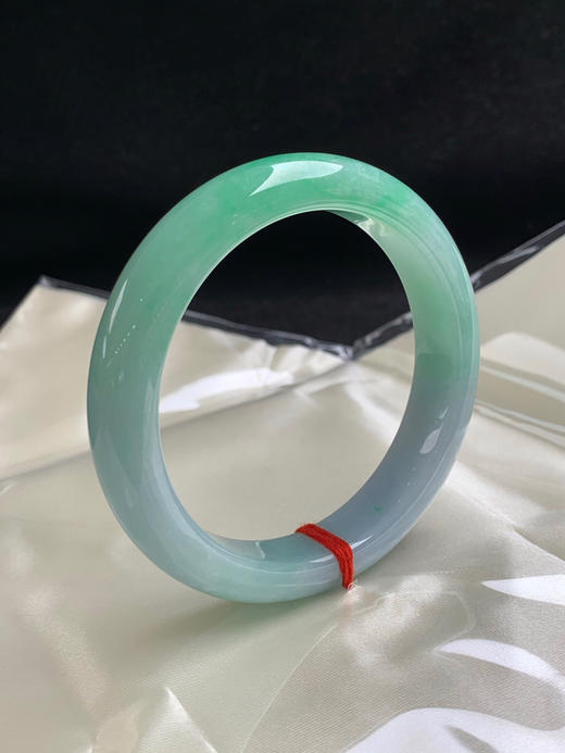 612951，58圈口，飘绿正圈平安镯，底子细腻有水头，半截绿色 商品图1