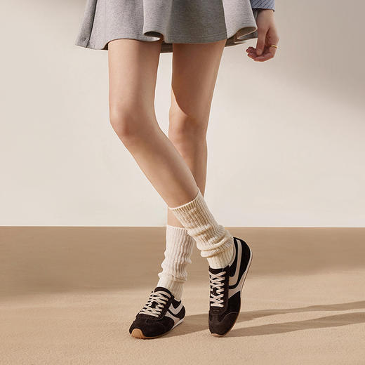 千百度复古薄底时尚休闲鞋女款德训鞋平底跑步运动鞋A25185328 商品图4