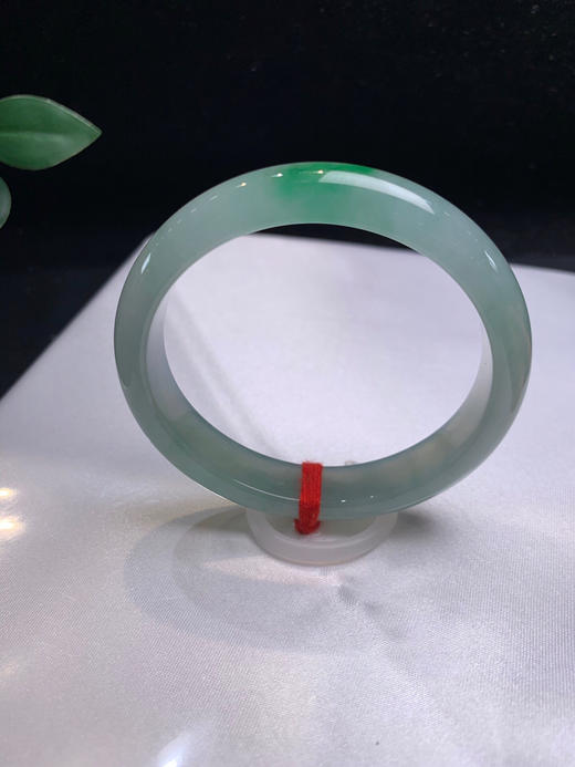 612948，55 冰绿贵妃手镯，冰底飘一抹绿。整体干净冰润。底子均匀 商品图0