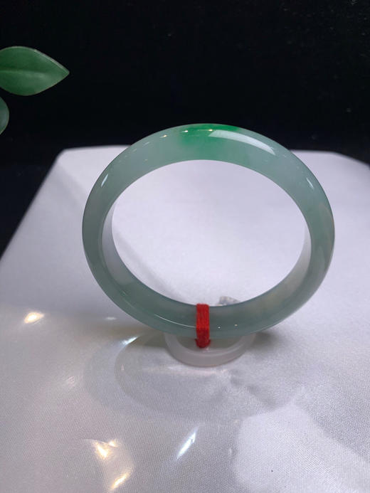 612948，55 冰绿贵妃手镯，冰底飘一抹绿。整体干净冰润。底子均匀 商品图3