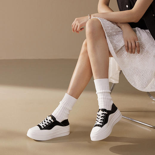 千百度厚底小白鞋春季时尚休闲鞋增高板鞋女两穿运动鞋百搭A24117704 商品图1
