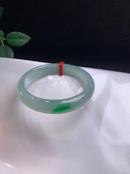 612948，55 冰绿贵妃手镯，冰底飘一抹绿。整体干净冰润。底子均匀 商品图4