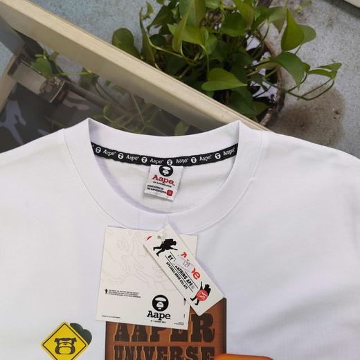 点此购买 AAPE猿人指示牌字母logo图案印花休闲男女情侣圆领短袖T恤 LL 318553 商品图7