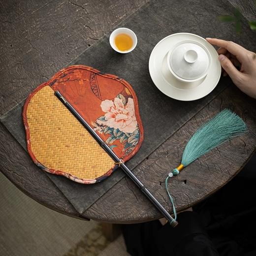 扇子 紫竹为骨缎面织锦 一扇藏尽东方美学  经典折扇 竹节为柄 萱草摇曳 花瓣流芳 商品图6