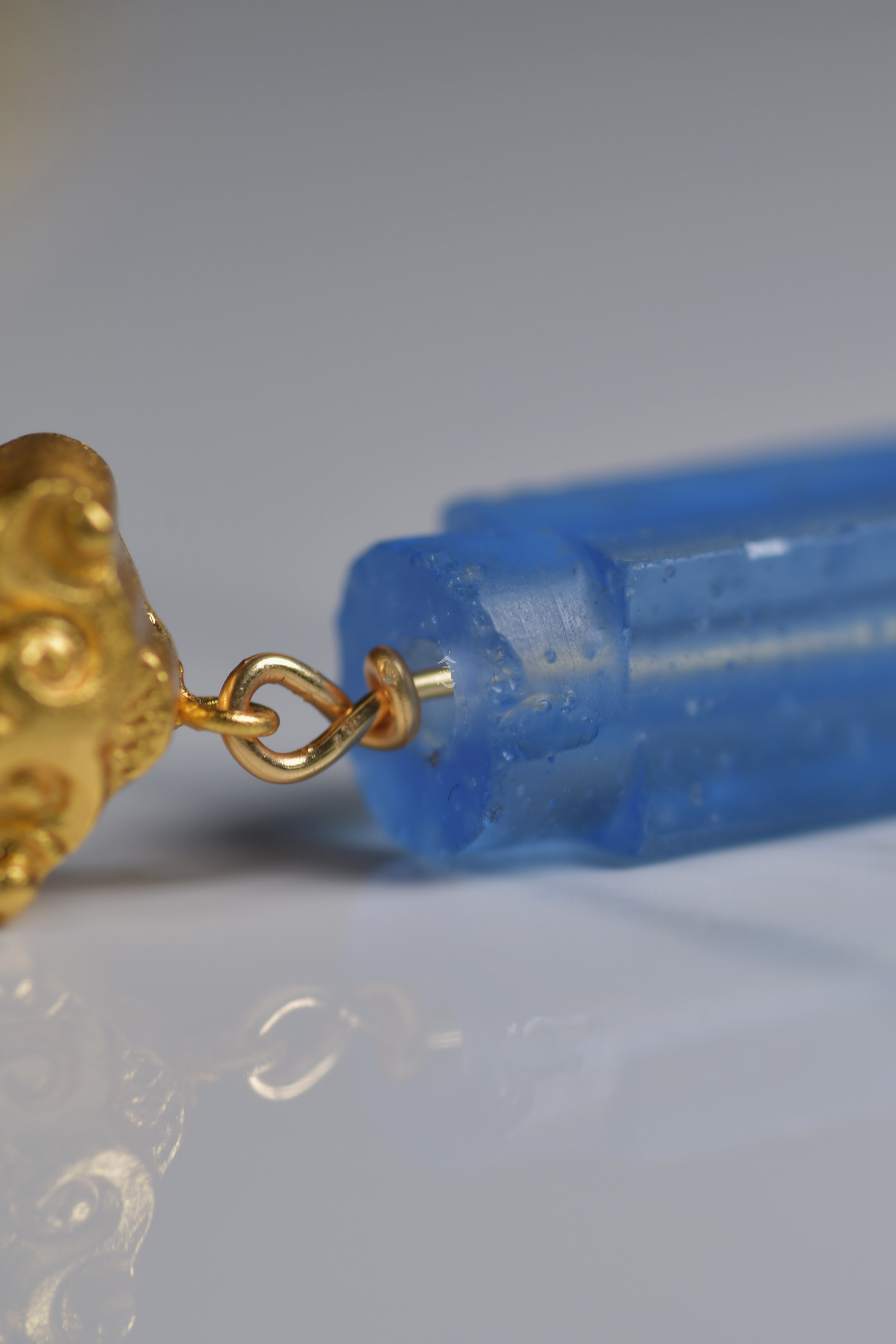 蓝琉璃银鎏金饕餮长链