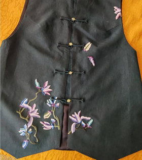盛唐牡丹| 香云纱手绣对襟马甲(盛唐牡丹与非遗传承人王小潇联名系列)