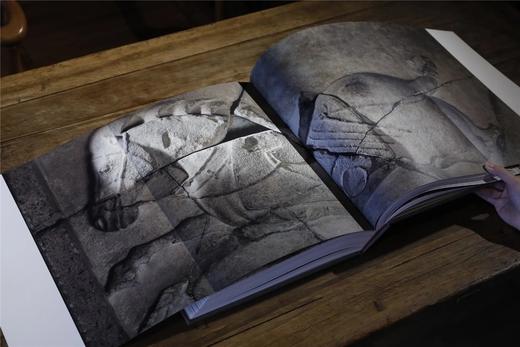 《周秦汉唐文明特集》，一套四巨册，分为《综合卷（上下）》、《法门寺卷》、《壁画卷》，8开精装，页数不便清点，净重约为70斤，仅印200套，上海书画出版社2004年初版，原定价15000元。售价6980 商品图7