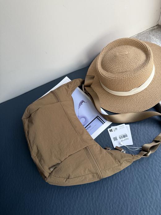 点此购买 lulu露露女士单肩斜跨大号牛角包 xj 318491 商品图10