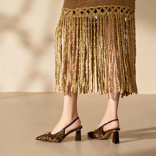 【静音系列】千百度豹纹包头凉拖鞋女外穿尖头凉鞋A25257764 商品图4