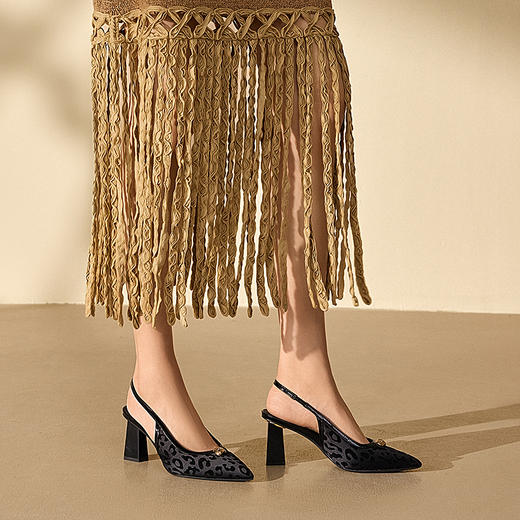 【静音系列】千百度豹纹包头凉拖鞋女外穿尖头凉鞋A25257764 商品图3