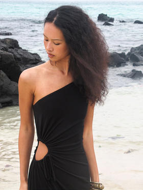 TR她热 黑沙 黑色弹力单肩纽结系带镂空显瘦性感修身连衣裙