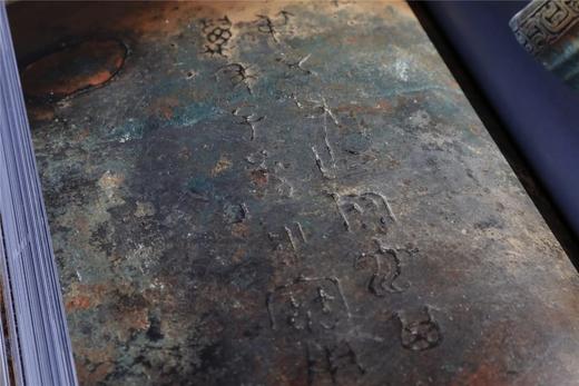 《周秦汉唐文明特集》，一套四巨册，分为《综合卷（上下）》、《法门寺卷》、《壁画卷》，8开精装，页数不便清点，净重约为70斤，仅印200套，上海书画出版社2004年初版，原定价15000元。售价6980 商品图12