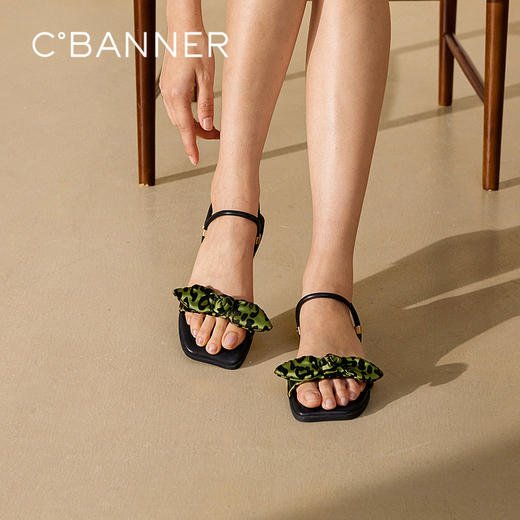 千百度蝴蝶结平底一字拖女款外穿休闲度假露趾凉拖鞋A25356867 商品图0