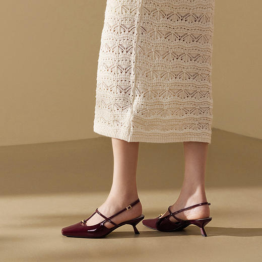 千百度银色法式高跟时装凉鞋女细跟方头通勤包头凉鞋A25284403 商品图4