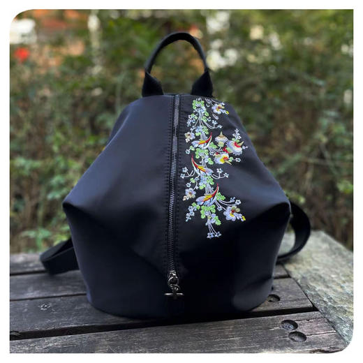 【预售3天】刺绣双肩包女2025新款时尚简约百搭尼龙布大容量旅行休闲背包YWC112 商品图1