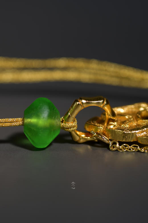 捷克绿琉璃錾刻鎏金雕花卷草纹牌项链 商品图1