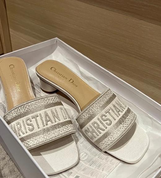 D家夏日必备一字拖小圆跟羊皮脚垫凉鞋 商品图9