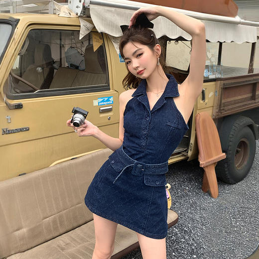 西遇挂脖牛仔连衣裙女夏季新款酷飒风蓝色收腰无袖v领短裙SS050709 商品图3