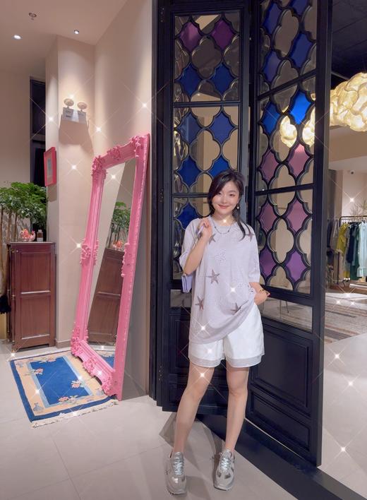 花花团满天星系列T恤｜黑白双色修身显瘦满天星短款小上衣+四色烫钻五角星宽松oversize休闲T恤、两款可选！特别好搭减龄～时髦随性又显瘦、轻松穿出女大学生即视感～日常通勤、出门游玩都可搭～ 商品图11