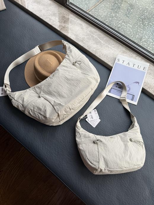 点此购买 lulu露露女士单肩斜跨大号牛角包 xj 318491 商品图5