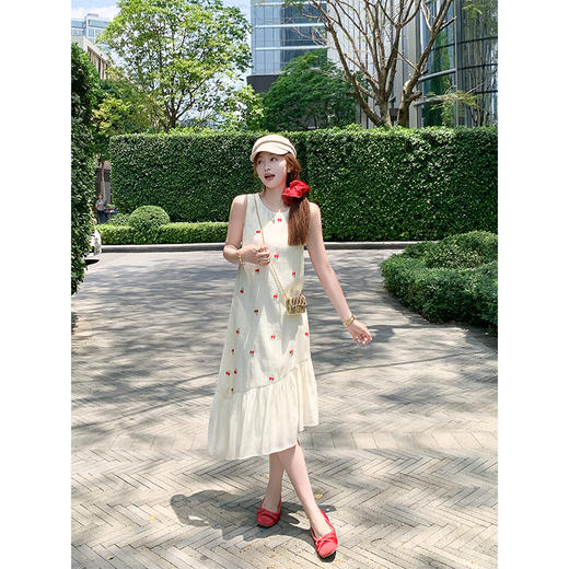 <曾小咸推荐>韩系甜美樱桃刺绣不规则连衣裙 商品图0