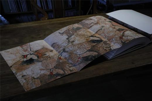 《周秦汉唐文明特集》，一套四巨册，分为《综合卷（上下）》、《法门寺卷》、《壁画卷》，8开精装，页数不便清点，净重约为70斤，仅印200套，上海书画出版社2004年初版，原定价15000元。售价6980 商品图9