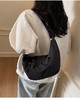 点此购买 lulu露露女士单肩斜跨大号牛角包 xj 318491 商品缩略图6