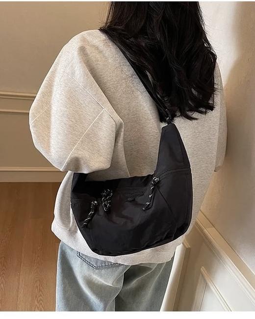 点此购买 lulu露露女士单肩斜跨大号牛角包 xj 318491 商品图6