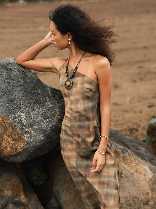 TR她热 公路棕迹 棕色缎面渐变格纹不规则单肩露背复古吊带连衣裙 商品图3