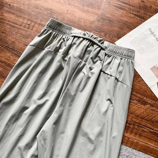 LULU男士LAB系列可收纳速干直筒腰带松紧反光印花长裤 此款设计右口袋带拉链,左口袋无拉链。 商品图4