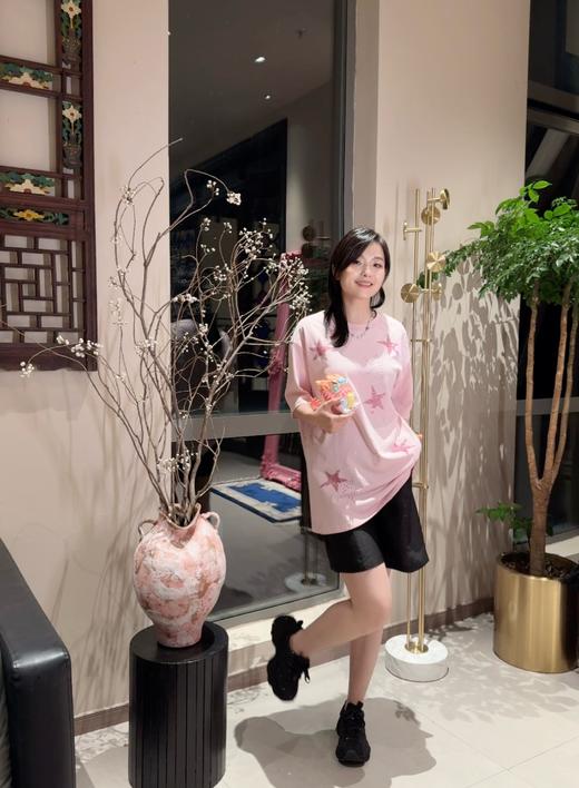 花花团满天星系列T恤｜黑白双色修身显瘦满天星短款小上衣+四色烫钻五角星宽松oversize休闲T恤、两款可选！特别好搭减龄～时髦随性又显瘦、轻松穿出女大学生即视感～日常通勤、出门游玩都可搭～ 商品图12