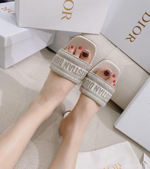 D家夏日必备一字拖小圆跟羊皮脚垫凉鞋 商品图0