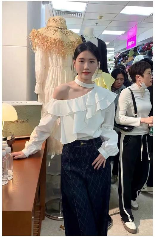 9.24清仓 设计师品牌-法式挂脖宽松荷叶边斜肩露肩上衣女长袖小衫-喜出 商品图4