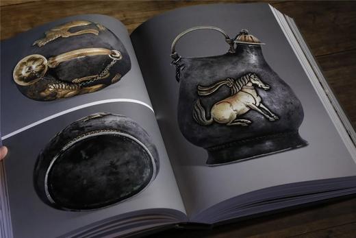 《周秦汉唐文明特集》，一套四巨册，分为《综合卷（上下）》、《法门寺卷》、《壁画卷》，8开精装，页数不便清点，净重约为70斤，仅印200套，上海书画出版社2004年初版，原定价15000元。售价6980 商品图14