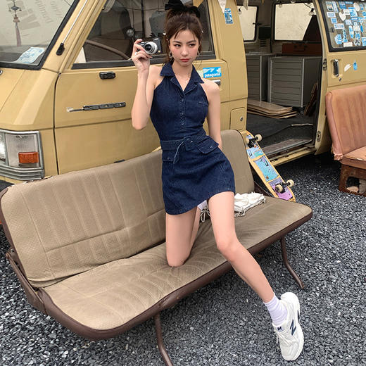 西遇挂脖牛仔连衣裙女夏季新款酷飒风蓝色收腰无袖v领短裙SS050709 商品图1