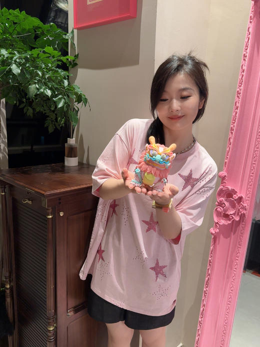 花花团满天星系列T恤｜黑白双色修身显瘦满天星短款小上衣+四色烫钻五角星宽松oversize休闲T恤、两款可选！特别好搭减龄～时髦随性又显瘦、轻松穿出女大学生即视感～日常通勤、出门游玩都可搭～ 商品图10